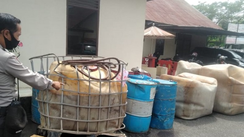 Polisi Serahkan Sampel BBM Premium Ilegal ke Pertamina untuk Uji Mutu