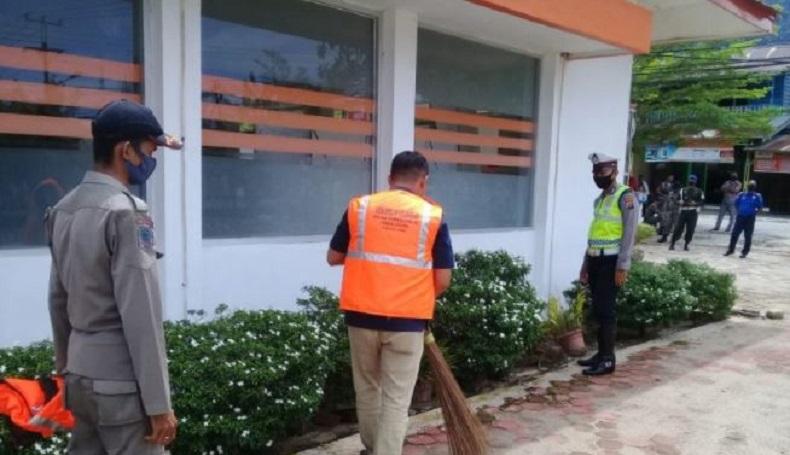 Terjaring Operasi Yustisi, ASN Pesisir Selatan Dihukum Menyapu Kantor