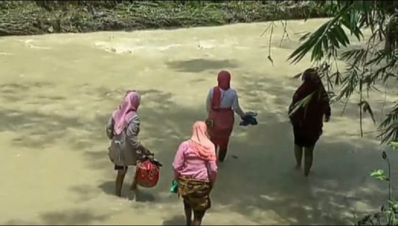 Jembatan Putus, Rombongan Pengantin Ini Terpaksa Jalan Kaki Seberangi Sungai