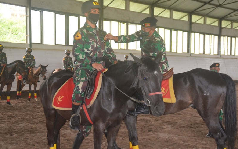 Siswa Dikcabpakav Taruna Akmil 2020 Terima Brevet Mahir Menunggang Kuda Militer