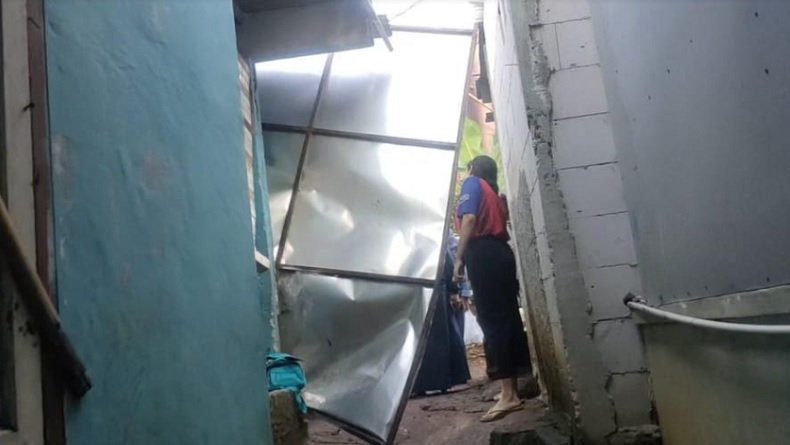 Baliho Ambruk Timpa 7 Rumah di Tangerang Selatan