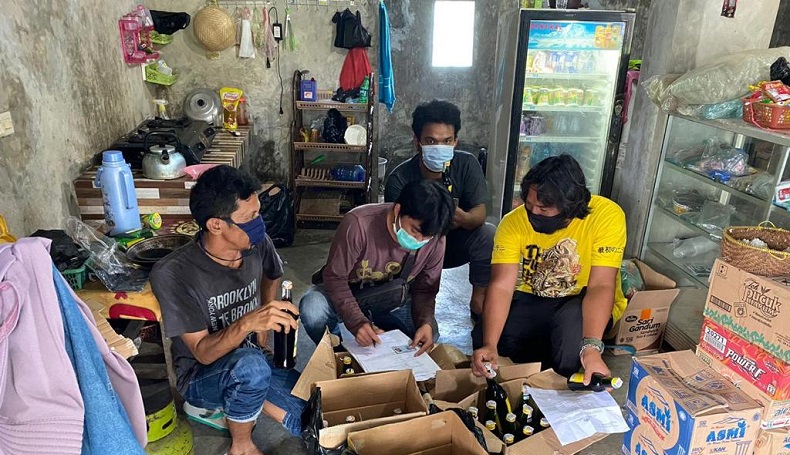 Gelar Razia, Polres Majalengka Amankan Puluhan Botol Miras