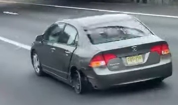 Ban Pecah, Pengemudi Perempuan Ini Nekat Jalan hingga Roda Belakang Hancur