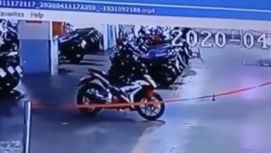 Seram, Motor Bebek Ini Tiba-Tiba Bergerak Sendiri di Parkiran Terekam Kamera CCTV