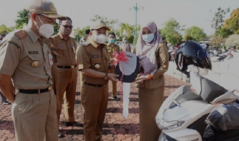 Ratusan Bidan Desa di Tanah Bumbu Dibekali Motor Dinas
