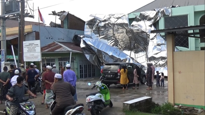 Puting Beliung Terjang Maros, Belasan Rumah dan 1 Masjid Rusak