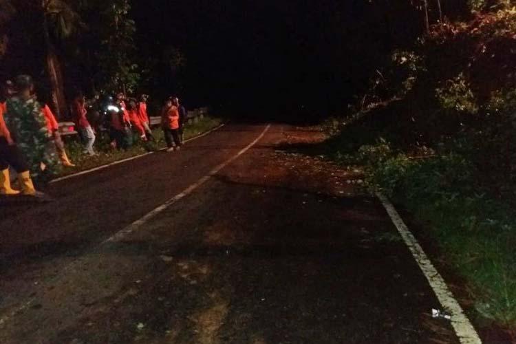 Diguyur Hujan Deras, Tebing 7 Meter Longsor dan Tutup Akses Banjarnegara-Kebumen