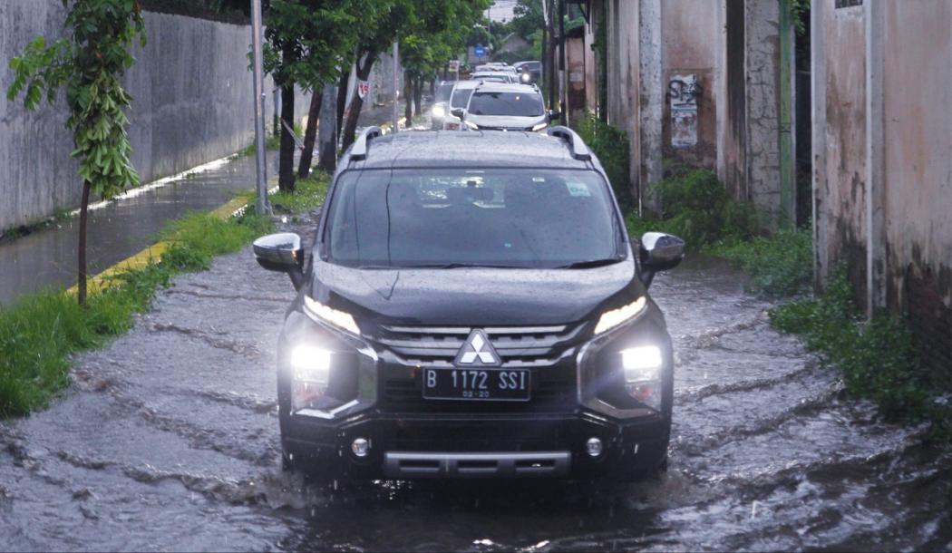 5 Hal Penting Harus Diperhatikan Pengemudi Mobil saat Menerobos Banjir