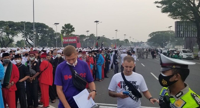 Terjebak di Tengah Massa Habib Rizieq, Bule : Kalau Mau ke Bali, Lewat Mana Ya