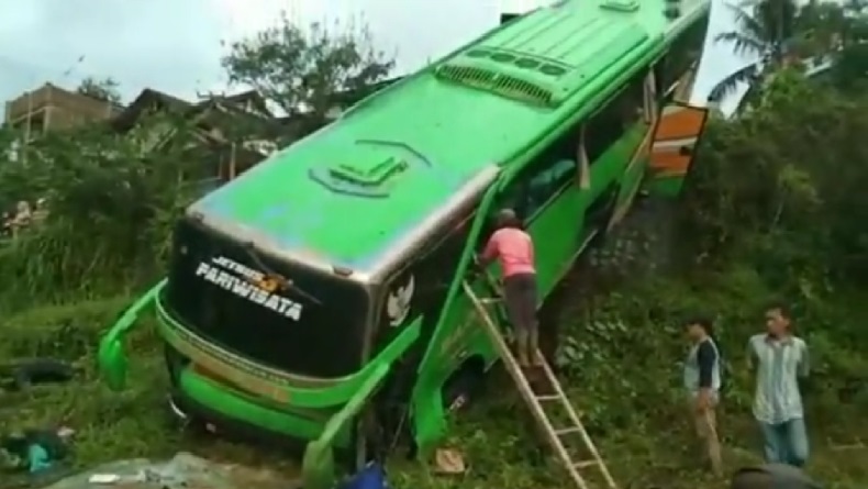Bus Pariwisata Sari Harum Masuk Jurang di Tasikmalaya, 34 Penumpang Luka Ringan