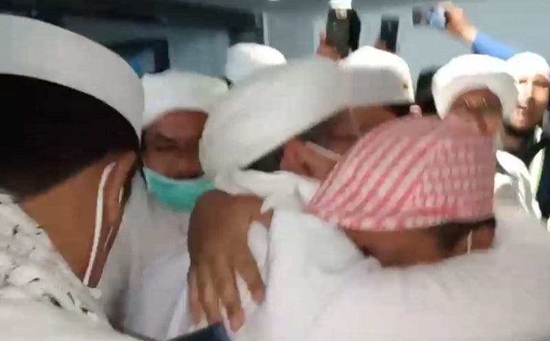 Bertemu di Bandara Soetta, Ini Penampakan Haikal Hassan Peluk Habib Rizieq