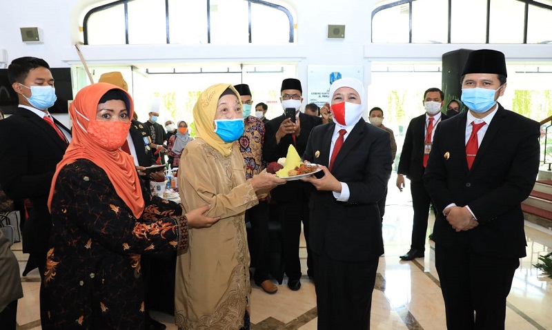 Khofifah Ajak Masyarakat Jatim Jadi Pahlawan di Lingkungan Masing-Masing