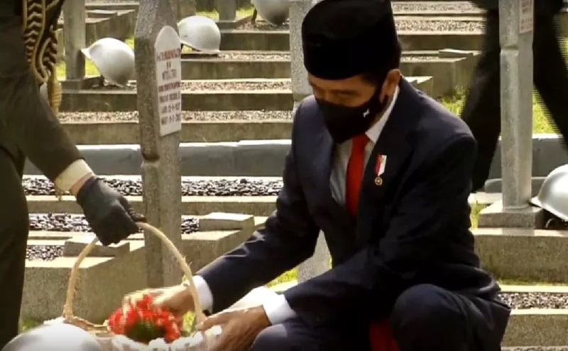 Jokowi Tabur Bunga dan Berdoa di Pusara Pahlawan TMP Kalibata