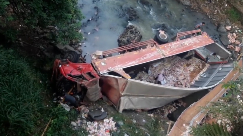 Truk Muatan Mi Instan di Cianjur Masuk ke Sungai, Sopir Tewas Tergencet