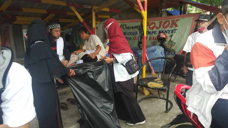 Tunggu Habib Rizieq, Massa Simpatisan FPI Bersihkan Sampah