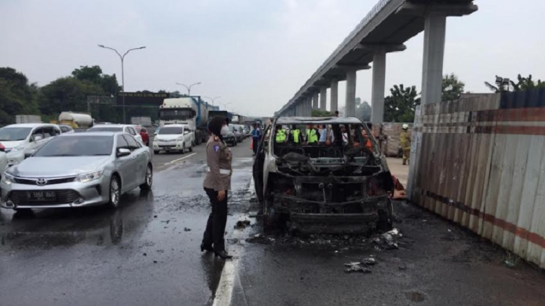 Mobil Toyota Alphard Hangus Terbakar di Tol Jagorawi
