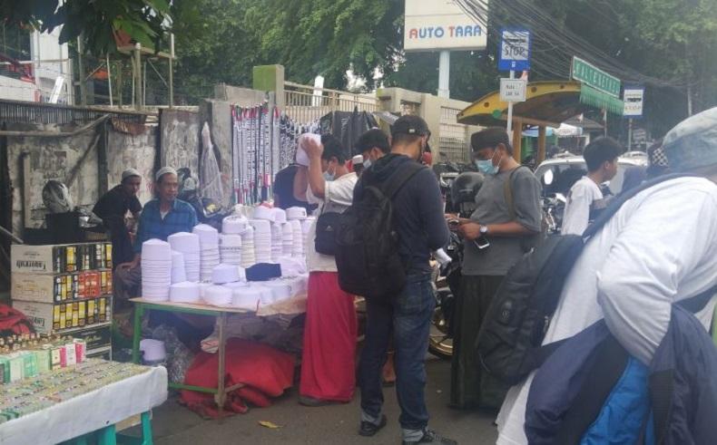 Habib Rizieq Pulang ke Indonesia, Pedagang Kopiah Untung Besar