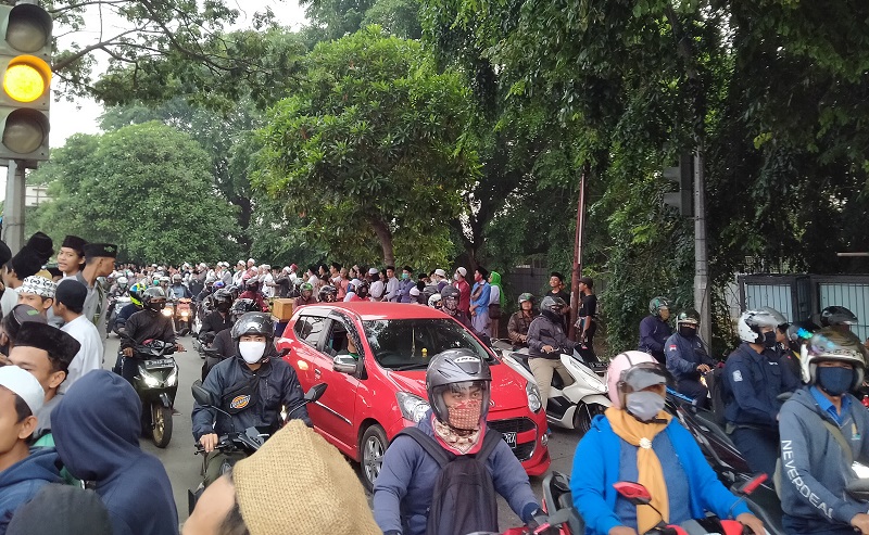 Massa Pendukung Habib Rizieq Disekat di Pintu Masuk Bandara Soetta