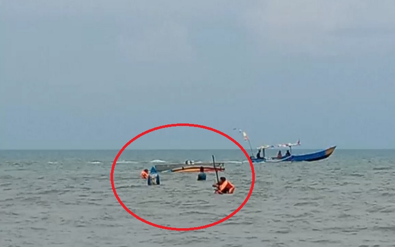 Perahu Ikan Angkut 8 Wisatawan di Batang Terbalik