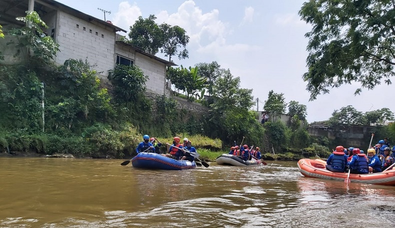 Cegah Banjir, Bima Arya Susuri Kali Ciliwung Pakai Perahu Karet