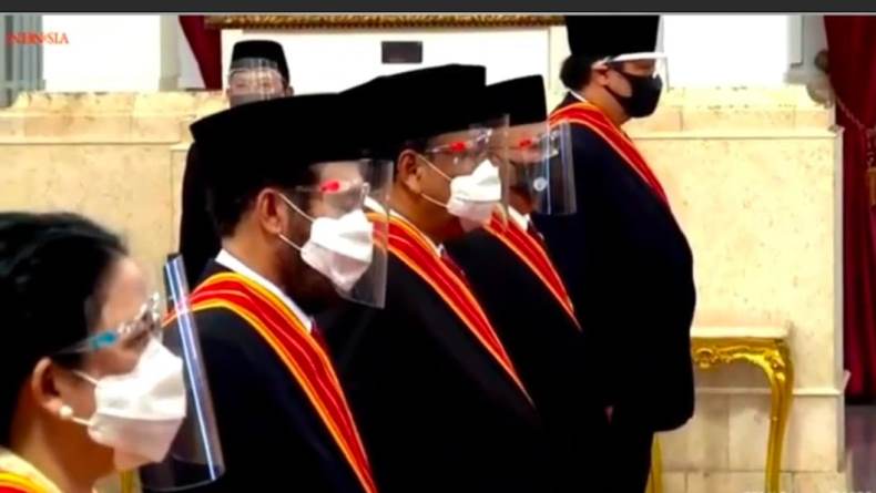 Berprestasi, Airlangga Hartarto Terima Bintang Mahaputera Adipradana dari Jokowi