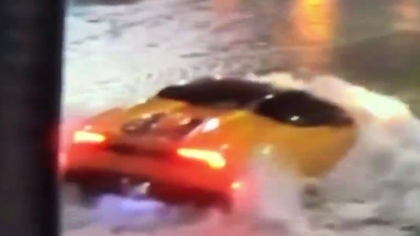 Lamborghini Huracan Nekat Terobos Banjir Tenggelam seperti Kapal Selam