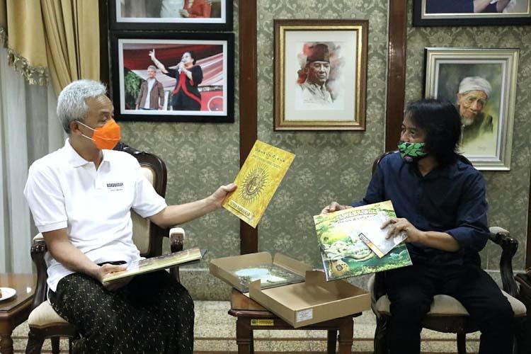  Mampir di Semarang, Dewa Budjana Berikan Lima Piringan Hitam Spesial untuk Ganjar Pranowo