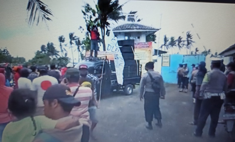 Ratusan Nelayan di Jember Demo, Tutup Saluran Limbah Tambak Udang PT Bumi Subur