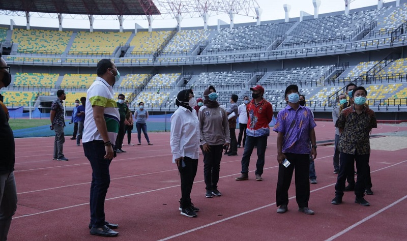 Tinjau Renovasi GBT, Risma Sebut Perbaikan Sarana Utama Stadion Rampung