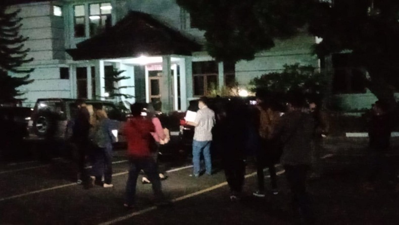 Seusai Periksa Bupati Bandung Barat, Penyidik KPK Bawa Sejumlah Berkas