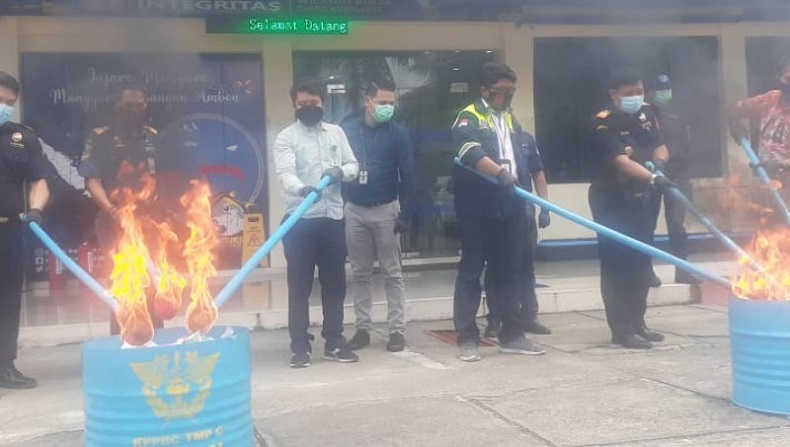 Pakaian Bekas Eks Impor Belanda dan Rokok Tanpa Cukai Dimusnahkan Petugas Bea Cukai di Ambon