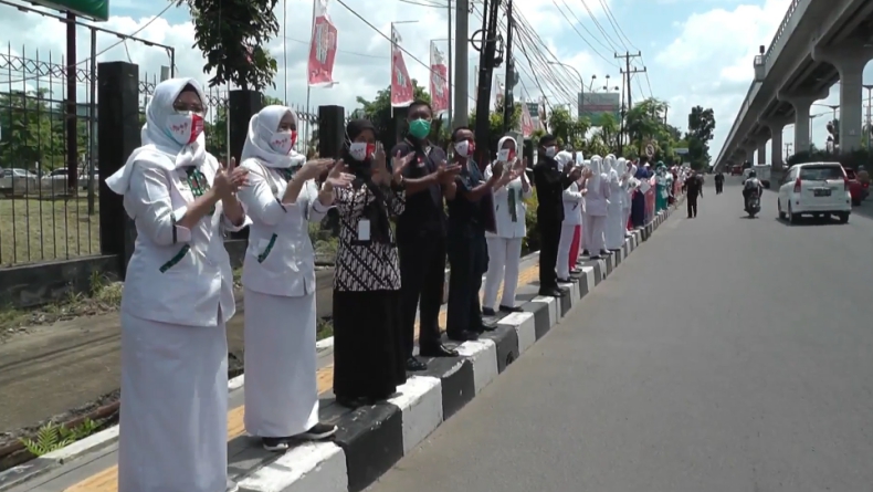 Perawat RSUD Siti Fatimah Palembang Tepuk Tangan 56 Detik di Pinggir Jalan