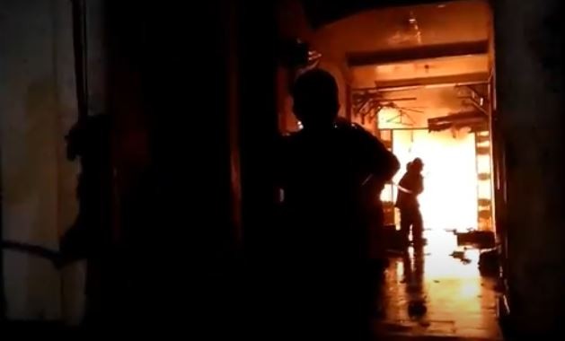 11 Unit Damkar Dikerahkan Padamkan Kebakaran di Kompleks Ambon Cengkareng