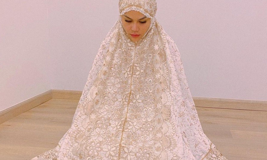 Reaksi Putri DJ Katty Butterfly Lihat Ibunya Salat Bikin Gemas, Netizen: Masya Allah, Anak Sholehah