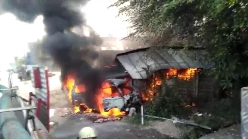 Minibus di Jombang Tabrak Warung di Pinggir Jalan, Keduanya Ludes Terbakar