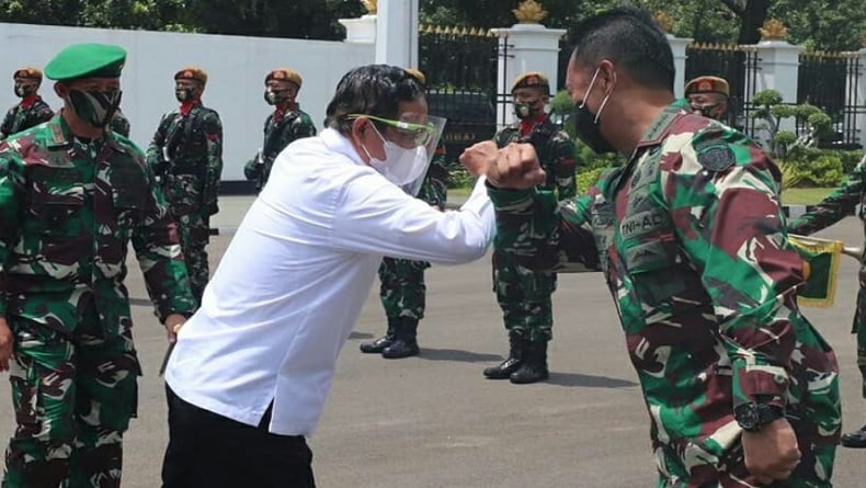 Mahfud MD Datangi KSAD Andika Perkasa di Mabesad