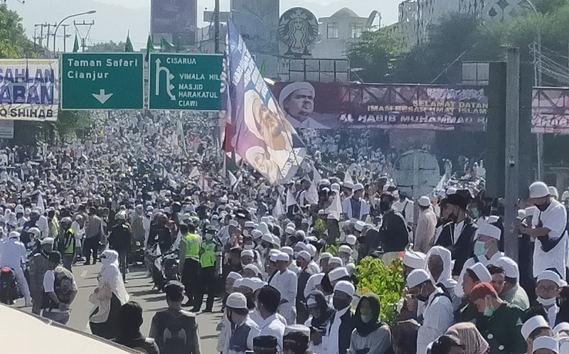 Simpang Gadog Jadi Lautan Pendukung Habib Rizieq, Polisi Alihkan Lalu Lintas