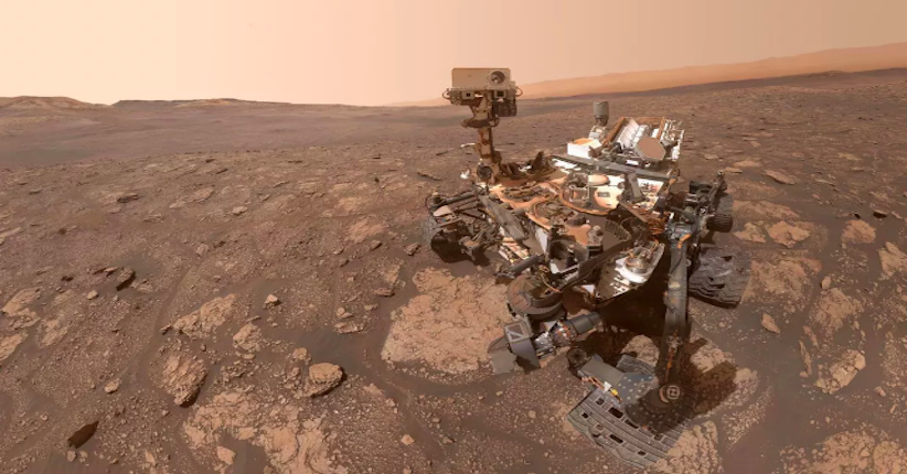NASA Bagikan Selfie Rover Curiosity dengan Tiga Lubang Bekas Bor