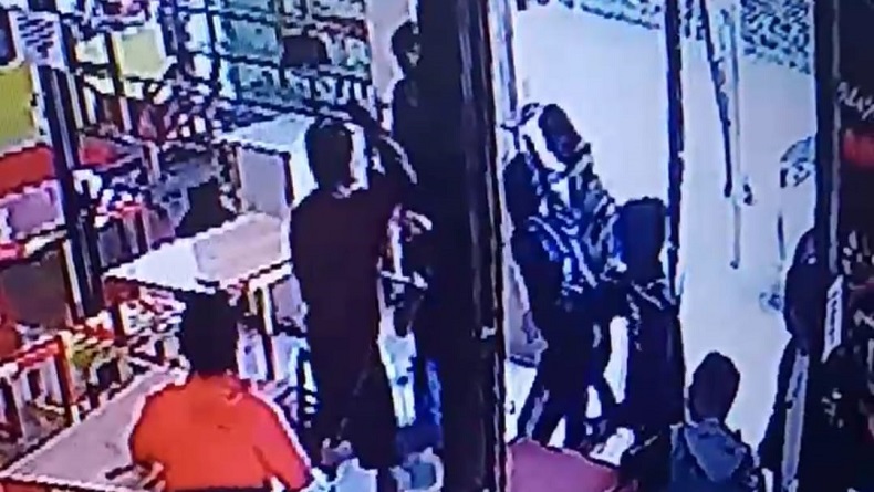 Viral Video 4 Pemuda Barbar Bacoki 1 Pria di Griya Bandung Indah