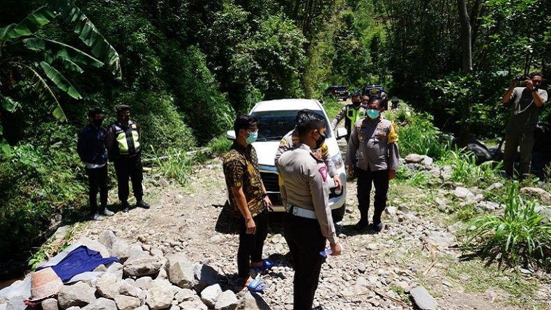 Sopir yang Nyasar di Hutan Angker, Mobilnya Diketuk Perempuan Rambut Panjang