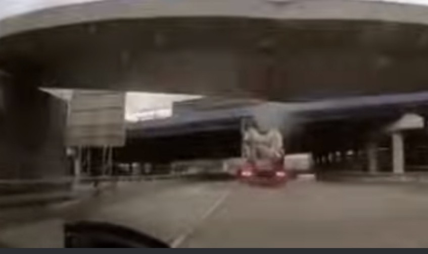 Apes, Mobil Ini Tertimpa Jembatan setelah Tertabrak Atap Truk