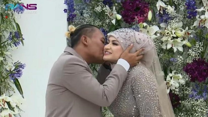 Resmi Lepas Status Duda, Sule Cium Mesra Pipi dan Kening Nathalie Holscher