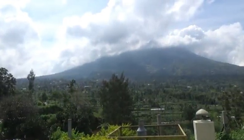 Puncak Gunung Merapi Kembali Keluarkan Guguran dan Suara Gemuruh