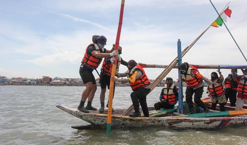 Polres Tanjung Perak Pasang 20 Patok Pendeteksi Gelombang di Pantai Surabaya