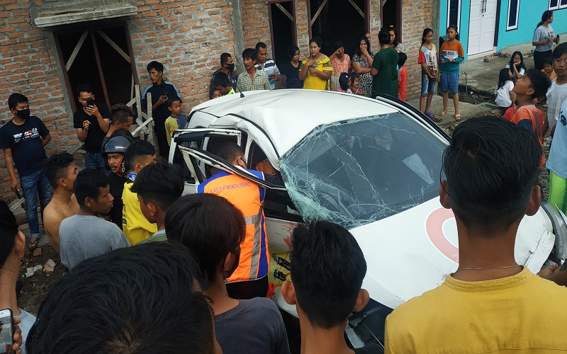 Kereta Api Tabrak Mobil Diduga Taksi Online, 1 Tewas dan 2 Luka-Luka