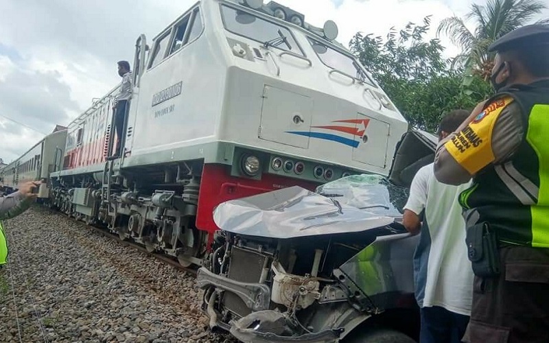 KA Penataran Tabrak Minibus di Perlintasan Tanpa Palang Pintu, 1 Orang Tewas