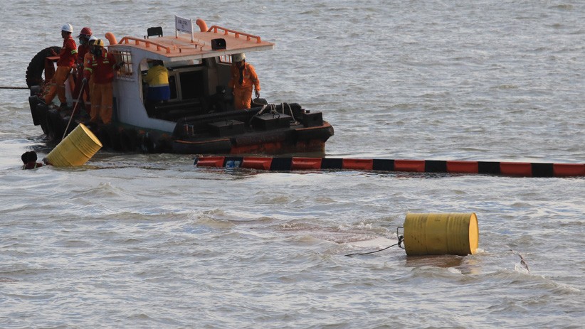Sampan Karang Diterjang Ombak, Nelayan Hilang di Pantai Cermin