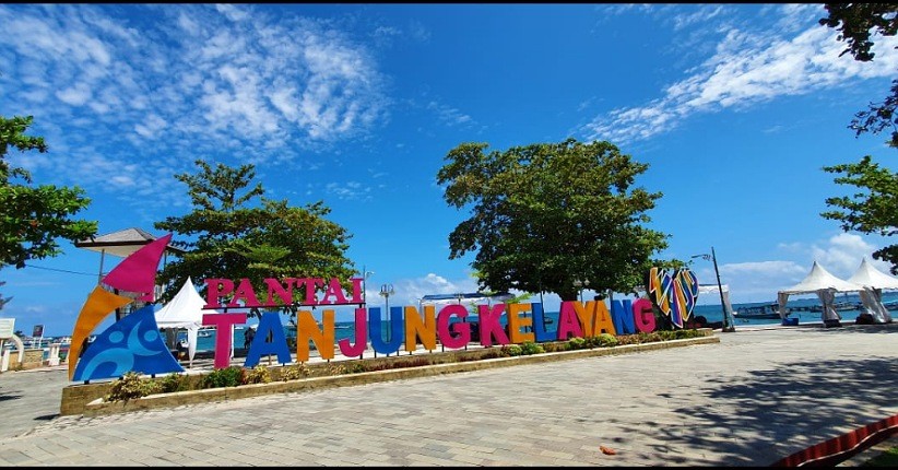 Menikmati Keindahan Pantai Tanjung Kelayang, Air Lautnya Bergradasi Biru