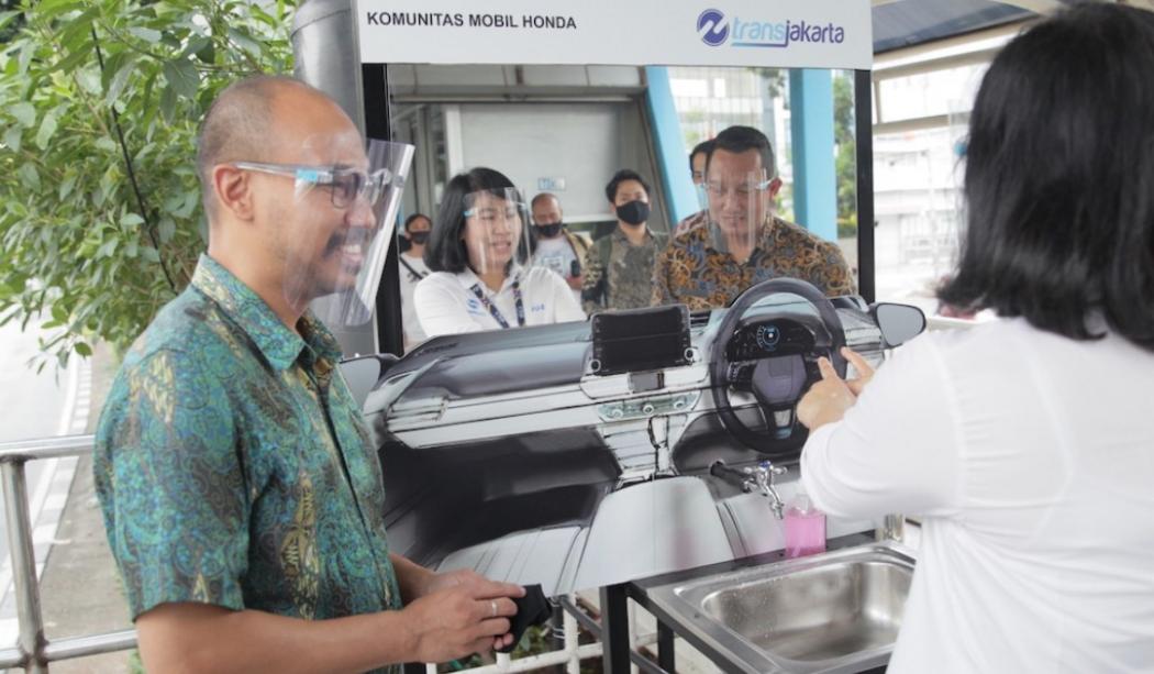 Unik, Komunitas Mobil Honda Sumbang Tempat Cuci Tangan Berbentuk Dasbor di Halte Busway