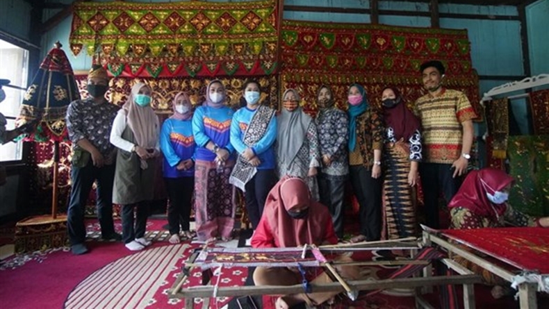 Istri Gubernur Sumsel Promosikan Kain Kawai Kanduk Khas OKU Selatan